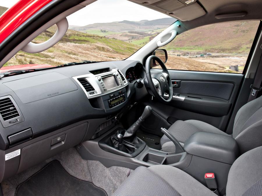  Toyota Hilux Double Cab 2011 года  (UK) (фото 28 из 30)